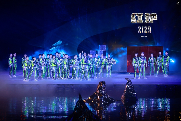 汇赢国际隆重举行 2025“与你同行”交响主题年会(图3) 汇赢国际隆重举行 2025“与你同行”交响主题年会(图3)
