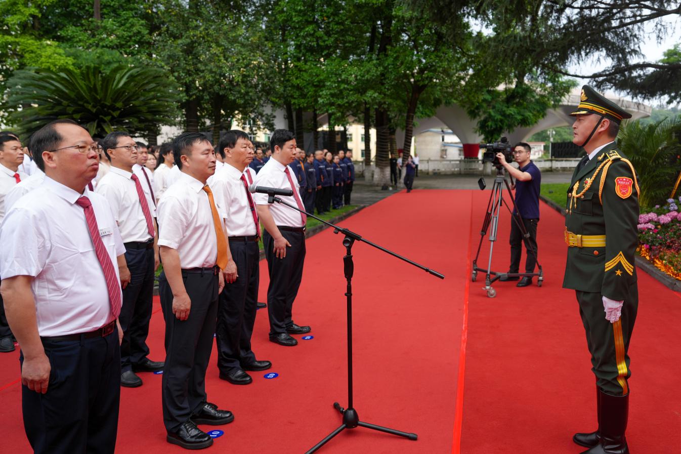 直面危机誓突围 剩者为王创未来——集团举行建厂97周年 成立28周年升旗仪式(图3) 直面危机誓突围 剩者为王创未来——集团举行建厂97周年 成立28周年升旗仪式(图3)