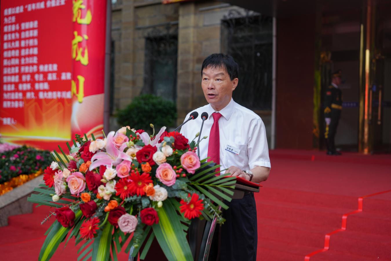 直面危机誓突围 剩者为王创未来——集团举行建厂97周年 成立28周年升旗仪式(图2) 直面危机誓突围 剩者为王创未来——集团举行建厂97周年 成立28周年升旗仪式(图2)
